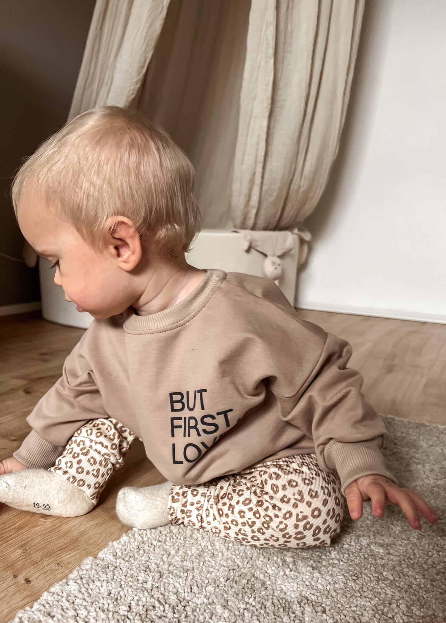 Oversized Sweater "but first, love" - in verschiedenen Farben